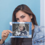 Festividades Cartão com fotos de Férias Hanukkah com Flocos de<br><div class="desc">O na moda e o Cartão com fotos de Natal bonitinho do Chanucá é perfeito para todos os seus amigos e família nesta temporada de férias. Possui nuvens de aquarela azul com estrelas brancas e flocos de neve em ambos os lados. Personalize o texto com seu nome de família e...</div>