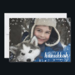Festividades Cartão com fotos de Férias Hanukkah com Flocos de<br><div class="desc">O na moda e o Cartão com fotos de Natal bonitinho do Chanucá é perfeito para todos os seus amigos e família nesta temporada de férias. Possui nuvens de aquarela azul com estrelas brancas e flocos de neve em ambos os lados. Personalize o texto com seu nome de família e...</div>