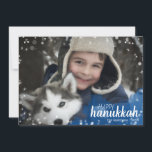 Festividades Cartão com fotos de Férias Hanukkah com Flocos de<br><div class="desc">O na moda e o Cartão com fotos de Natal bonitinho do Chanucá é perfeito para todos os seus amigos e família nesta temporada de férias. Possui nuvens de aquarela azul com estrelas brancas e flocos de neve em ambos os lados. Personalize o texto com seu nome de família e...</div>