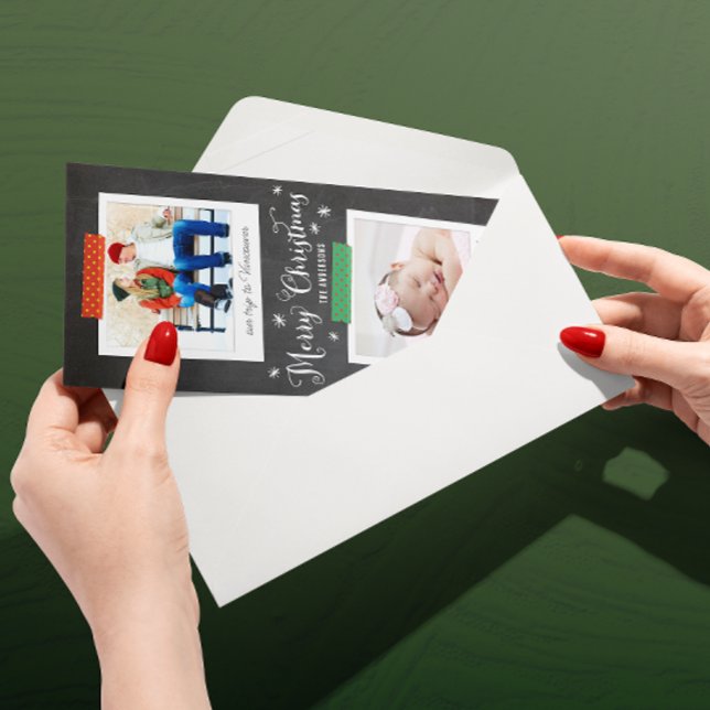 Festividades Cartão com fotos de fita e quadro vertical (Skinny two-photo Christmas card with red and green Washi tape and chalkboard lettering)