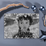 Festividades Cartão com fotos de Quadro de fosco Hanukkah<br><div class="desc">O cartão com fotos Chanucá simples e chic apresenta sua foto favorita da família sobreposta com uma borda branca de um chavão que evoca a aparência de uma janela gelada e fosco. "Feliz Chanucá" aparece no final em letras brancas modernas. Personalize com seu nome de família e/ou saudação personalizada aninhados...</div>