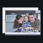 Festividades Cartão com fotos feliz do feriado da estrela de<br><div class="desc">O cartão com fotos feliz à moda e bonito do feriado da estrela de David de Hanukkah é perfeito para todos seus amigos e família esta época natalícia. Personalize o texto com seu nome de família e o ano e troque para fora a imagem para uma foto de seus miúdos,...</div>