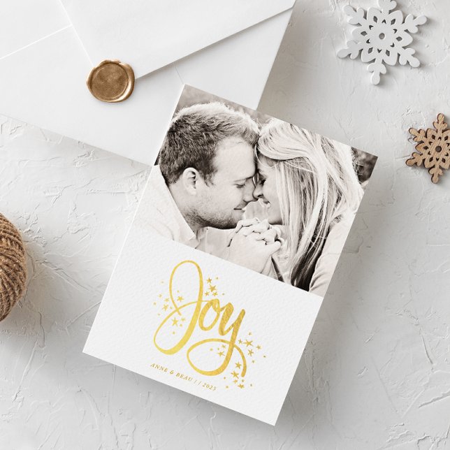 Festividades Cartão de Feriado de Foto Moderno de Joy do Ouro B (Simple and clean white photo Christmas holiday card with faux gold foil Joy surrounded by stars)