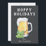 Festividades Cartão de Férias Chalkboard Flat Hoppy Holidays<br><div class="desc">Caneca de cerveja pintada,  lúpulo e trigo em quadro-negro com padrão de pub correspondente no verso,  cartão engraçado de "Férias Hoppy".</div>