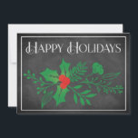 Festividades Cartão de Férias Feliz | Faux Chalkboard, Holly<br><div class="desc">Este quadro negro e festivo, preto e branco, "Felizes Feriados" de Natal ou Feriado tem um conjunto de verde que tem folhas e bagas ocas e outras folhagem cortadas sobre um fundo de quadro fino, com um giz branco fino, que olha a borda em volta. O texto "Felizes Feriados" é...</div>