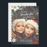 Festividades Cartão de Foto de Natal Floral Chalkboard Maravilh<br><div class="desc">Cartão de foto de Natal contemporâneo com uma forma recortada em suporte com lindas flores brancas e vermelhas,  ramos de pinheiro e frutos vermelhos sobre um fundo moderno de lousa.</div>