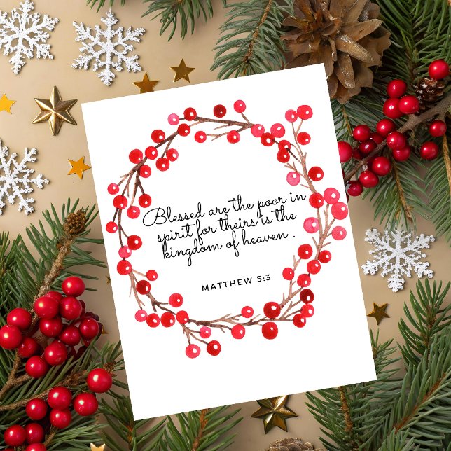 Festividades Cartão de Natal com a Escritura de Mateus 5:3 (Christmas greeting card with red berry wreath and Matthew 5:3 Bible verse on beige festive backgroun)