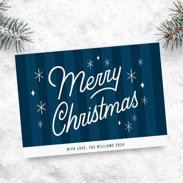 Festividades Cartão de Natal Merry Script Azul Moderno (Beautiful Modern Merry Christmas Script Card, over navy blue background. Add Family Name and Year)