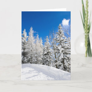 Festividades Cartão de saudação das árvores nevadas sob um céu