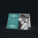 Festividades Cartão de Saudação de Foto Chalkboard Snowflakes,<br><div class="desc">Placa de Saudação Fotográfica com Flocos de Neve Modernos e Trendentes, apresentando um quadro de chalkboard turquesa, com fundo de aparência e flocos de neve elegantes em branco. Este cartão chic é perfeito para enviar cartões de natal. Personalize com sua própria foto da família e a saudação personalizada de sua...</div>