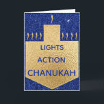 Festividades Cartão de saudação "Ouro Dreidel" com envelope<br><div class="desc">Cartão de saudação de "Dreidel de Ouro" com Envelope. Para personalizar, exclua o texto na frente e na dentro da placa e substitua pelas suas próprias mensagens. Escolha seu estilo, cor e tamanho de fonte favoritos. Obrigados para parar e comprar. Muito apreciado!! Feliz Hanukkah! Tamanho: Standard (5" x 7") Aniversário...</div>