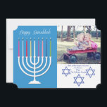 Festividades Cartão feliz do feriado da foto de Hanukkah<br><div class="desc">Um menorah branco com velas coloridas e um sentimento feliz de Hanukkah é emparelhado com as três estrelas de David de suspensão para criar este cartão alegre do feriado. Apenas adicione sua foto para fazer-lhe seu. Castiçal judaicos de Vecteezy. O cartão é fácil de personalizar com seus fraseio, opções da...</div>