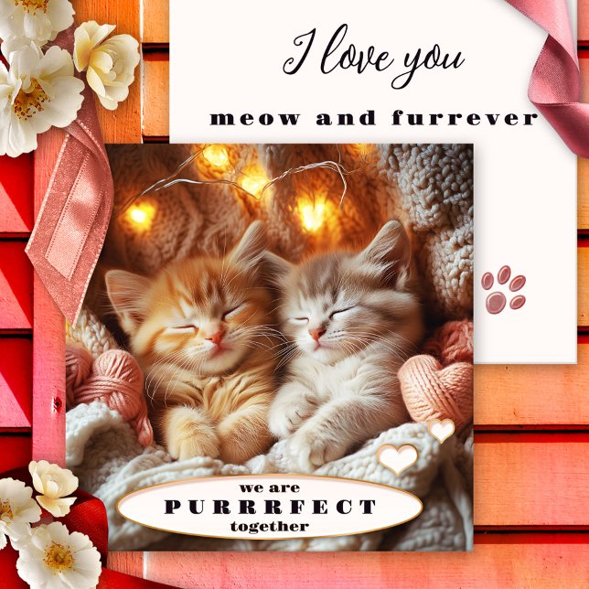 Festividades Feliz Cartão de Dia dos Namorados para Gatinhos Ad (Sweet romantic Valentine's Day card featuring an illustration of two adorable kittens cozy together)