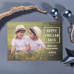 Festividades Feliz Dia de Challah | Cartão com fotos moderno de<br><div class="desc">Estes cartões com fotos de Chanucá têm uma vibração moderna e minimalista com uma reviravolta. Design apresenta uma caixa delimitadora quadrada branca com "Happy Challah Days", inscrita no dentro em bloco branco. Três linhas de texto personalizável permitem adicionar uma mensagem, seus nomes e o ano. Os campos de texto podem...</div>