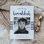 Festividades Marinho esboçado | Cartão com fotos de Hanukkah<br><div class="desc">Compartilhe cartões de natal com esses cartões com fotos Hanukkah apresentando seu conjunto de fotos quadrado favorito em um fundo branco nítido com bandas de pontos de aquarela azul marinho e folhas através do centro. "Joyous Hanukkah" aparece no topo na tipografia esfarrapada, com uma mensagem editável no final para sua...</div>