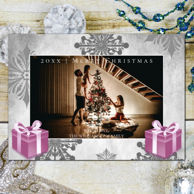 Festividades Presentes de Natal rosa e Cartão com fotos de floc (Pink Christmas Gifts and Snowflakes Holiday Photo Card)