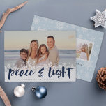 Festividades Snowy Peace | Cartão com fotos de Hanukkah<br><div class="desc">Cartões com fotos modernos de Chanucá apresentam sua imagem favorita com uma borda branca de flocos de neve ao longo da parte inferior. "Paz e luz" aparece na tipografia do pincel com letras marinhos azuis, com seus nomes e no ano abaixo. Personalize o floco de neve remodelado com três fotos...</div>
