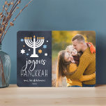 Festividades Starry Lights | Cartão com fotos de Hanukkah<br><div class="desc">O cartão com fotos Festivo Hanukkah mostra sua foto favorita alinhada à direita,  com "Hanukkah alegre" em letras brancas sobre um rico fundo azul marinho adornado com estrelas e uma menorah acesa. Personalize com seus nomes e o ano.</div>