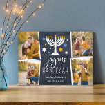 Festividades Starry Lights | Cartão de Colagem de Fotos Hanukka<br><div class="desc">O cartão com fotos Festivo Chanucá apresenta quatro fotos em um layout de colagem,  com "Hanukkah alegre" em letras brancas em um fundo azul marinho acentuado com uma menorah acesa e estrelas brancas,  azuis e douradas. Personalize com os seus nomes por baixo e adicione uma fotografia adicional ao verso.</div>