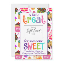 Um Pequeno Titular De Voucher De Cartão De Present