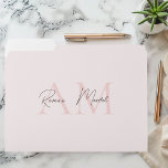 Ficheiro Monograma Minimalista Nome e Nome Inicial Pastel R<br><div class="desc">Mantenha seus documentos organizados em estilo com nossa Pasta inicial de & nome personalizada do Monograma e Monograma. Apresentando um design cor-de-rosa chic pastel com um monograma e nome personalizáveis, esta elegante pasta de arquivos adiciona um toque de sofisticação ao seu escritório ou organização doméstica. Produzido com materiais duráveis de...</div>