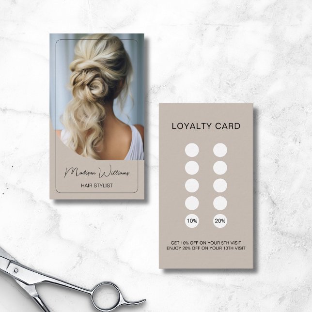 Fidelidade Cartão de Lealdade Moderno Beige Stylist para Cabe (Hair Stylist Modern Beige Loyalty Card)