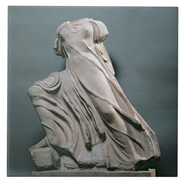 Figura da ninfa, acroterion do templo de Phigal (Frente)