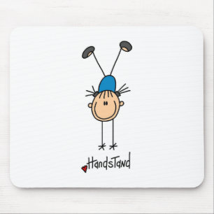 Figura menina da vara que faz Handstands Mousepad
