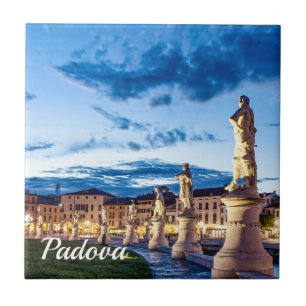 Fila de estátuas iluminadas em Padova