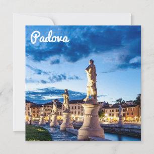 Fila de estátuas iluminadas em Padova