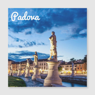Fila de estátuas iluminadas em Padova