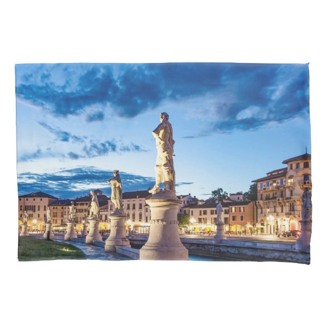 Fila de estátuas iluminadas em Padova (Frente)