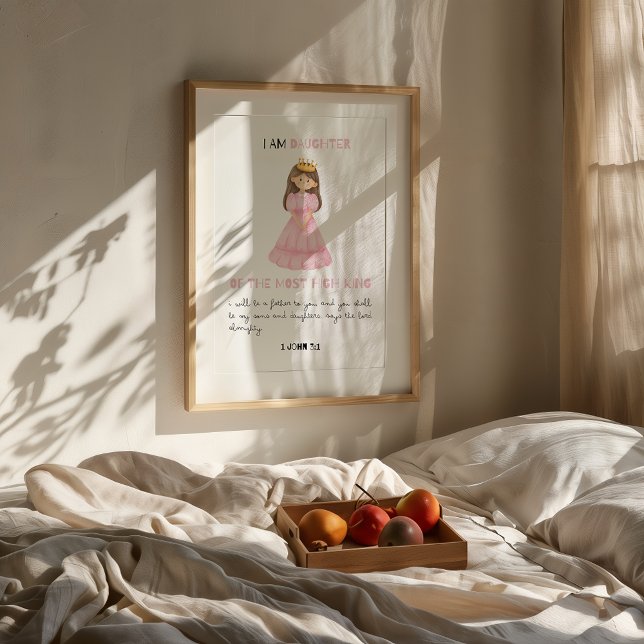 Filha do Rei Christian Baby Impressão (Framed "Daughter of the Most High King" Christian nursery print on wall above bed with fruit tray.)