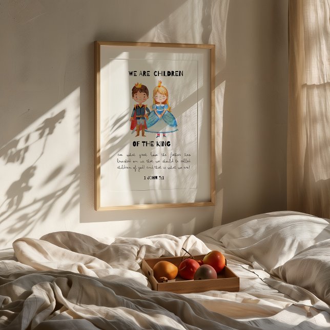 Filhos do Impressão do Rei da Enfermeira Cristã (Framed "Children of the Most High King" Christian nursery print on wall above bed with fruit tray.)