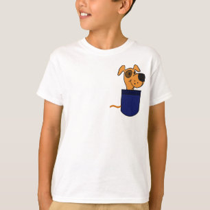Filhote de cachorro AJ em uma camisa do bolso