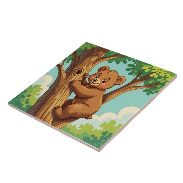 Filhote de urso fofo subindo em uma árvore (Lateral)