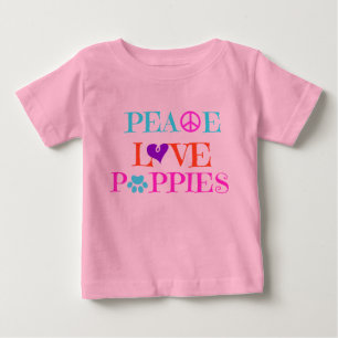 Filhotes de cachorro do amor da paz na camisa
