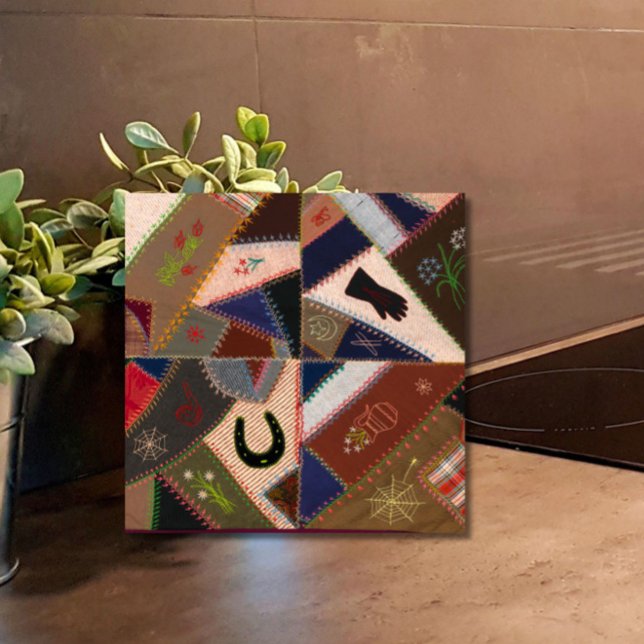 Filtro de patch de 4,25 pol. Lucky Horserrade Vint (Add warmth and whimsy to your tiled space with this lucky horseshoe vintage patchwork quilt tile!)