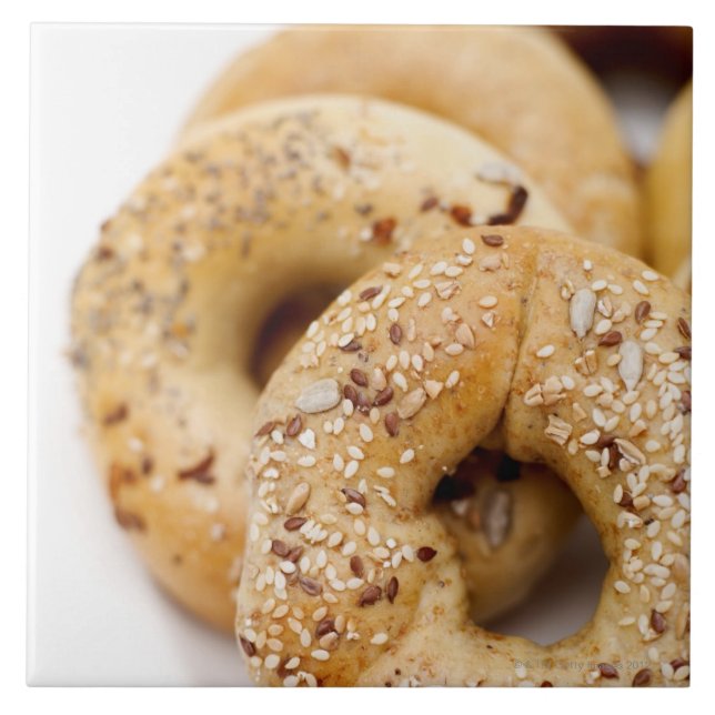 Fim-acima de bagels assorted em uma placa (Frente)