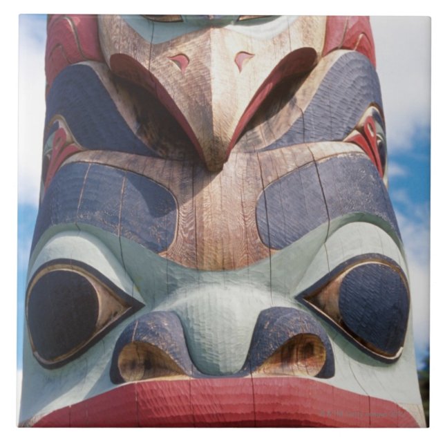 Fim-acima do pólo de totem em Sitka, Alaska, EUA (Frente)