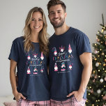 Finalmente Natal Com Meus Gnomos Engraçados<br><div class="desc">Faça uma declaração feliz e brilhante com pensamentos felizes e uma perspectiva positiva nesta época de Natal com as nossas camisetas de Natal divertidas, coloridas e brilhantes gnomos. Capture a alegria da temporada com uma divertida reviravolta não tradicional de Natal. Nossas cores brilhantes brilhantes com pinças de neon, chaleiras brilhantes...</div>