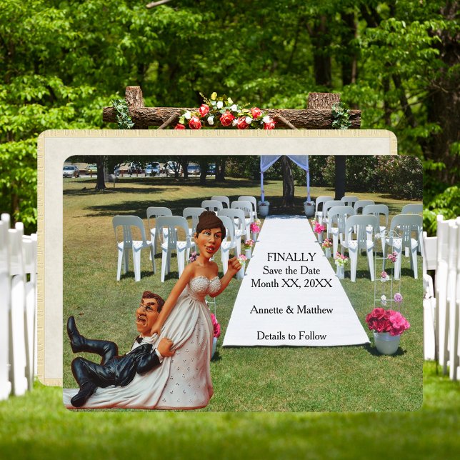 Finalmente Salve a Data Cartão de Casal Engraçado  (Finally Save the Date Brown Hair Funny Couple Card)