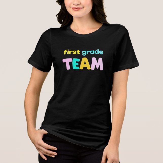 First Grade Team – Cute Pastel Teacher Shirt Desig (Frente)