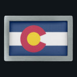 Fivela de cinto de Colorado do estado de bandeira<br><div class="desc">A bandeira do estado de Colorado é uma das bandeiras mais corajosas e mais brilhantes na união,  com o sol do ouro fechado no bloco vermelho "C" em um campo de listras azuis e brancas. Faz uma imagem maravilhosa da fivela de cinto!</div>
