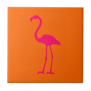 Flamingo cor-de-rosa brilhante sobre laranja