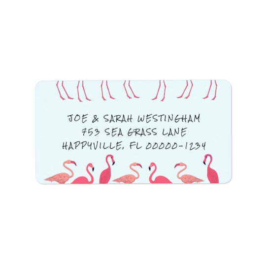 Flamingo que recolhe etiquetas de endereço do