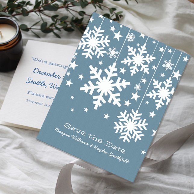 Flocos de neve azuis e estrelas salvam cartão post (Blue Snowflakes and Stars Save the Date Postcard)