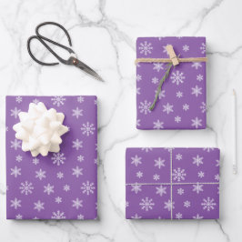 Flocos de neve brancos de Natal sobre fundo roxo