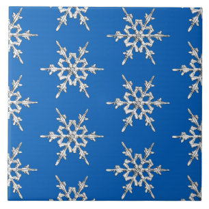 Flocos de neve, cristais de prata sobre azul cobal
