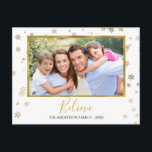Flocos de neve de folha de ouro Acredite no Cartão<br><div class="desc">Faux Gold Foil Snowflakes - Acredite no Natal Religioso Cristão - Cartão com fotos de Férias. A imagem,  data e nome da família podem ser substituídos neste Cartões de foto de Natal simples e elegante.</div>